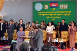 Bà Men Sam On trao quyết định thành lập Hội Hữu nghị Campuchia – Việt Nam tỉnh Kampong Chhnang cho Tỉnh trưởng Kampong Chhnang, ông Tuoch Marim. (Ảnh: Xuân Khu/Vietnam+)