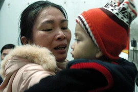 Bé Mạnh đã về với vòng tay mẹ lúc nửa đêm. (Ảnh: Nguyễn Công Hải/Vietnam+)