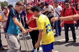 Vũ Xuân Tiến giao lưu với các cổ động viên Arsenal. (Nguồn: Arsenal)