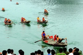 Quang cảnh cuộc đua trong khuôn khổ Lễ hội “ khám phá Thác Bà – 2009.” (Ảnh: Thanh Hà/TTXVN)