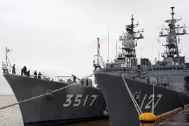 Tàu huấn luyện SHIRAYUKI (TV3517) và tàu hộ tống ISOYUKI (DD127) của lực lượng Tự vệ biển Nhật Bản cập cảng Tiên Sa. (Ảnh: Trần Lê Lâm/TTXVN)