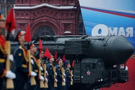 Tên lửa đạn đạo liên lục địa Topol của Nga tại lễ diễu binh. (Ảnh: AFP/ TTXVN)