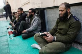 Các cảnh sát biểu tình ngồi trên đường Sheikh Rehan.