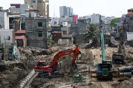 Công trường thi công đường vành đai 1, đoạn Ô Chợ Dừa-Hoàng Cầu. (Ảnh: Huy Hùng/TTXVN) 
