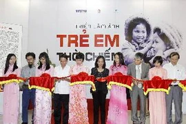 Cắt băng khai mạc triển lãm. (Ảnh: Thanh Tùng/TTXVN)