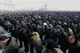 Video hàng vạn người mặc niệm ông Kim Jong-Il