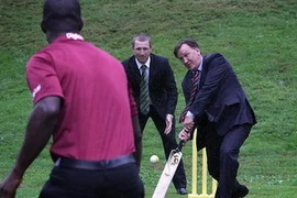 Tim Mathieson chơi cricket cùng một số đòng nghiệp. (Nguồn: theage.com.au)