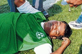 Tiền đạo D. Venkatesh đổ gục trên sân. (Nguồn: Internet)