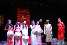 Trang phục truyền thống Việt Nam được giới thiệu tại Tết của Hội Le Liseron. (Ảnh: Trung Dũng-Nguyễn Tuyên)