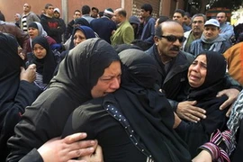 Những người phụ nữ Ai Cập đau buồn khi nghe tin về người thân. (Nguồn: Getty)