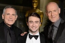 Nam diễn viên Daniel Radcliffe (giữa) và hai nhà sản xuất Craig Zadan và Neil Meron. (Nguồn: Getty)
