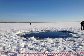 Khối thiên thạch khổng lồ rơi xuống hồ Chebarkul. (Nguồn: rt.com)