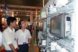 Khách đến tham quan Triển lãm quốc tế Vietwater 2010. (Ảnh : Hoàng Hải/TTXVN)