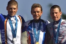 Lance Armstrong (ngoài cùng bên phải) trên bục trao giải ở Olympic 2000. (Nguồn: AP)