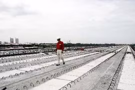 Đường cao tốc Thành phố Hồ Chí Minh-Long Thành-Dầu Giây đoạn qua quận 9 đang trong quá trình thi công. (Ảnh: Hoàng Hải/TTXVN)