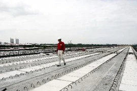 Đường cao tốc Thành phố Hồ Chí Minh-Long Thành-Dầu Giây đoạn qua quận 9 đang trong quá trình thi công. (Ảnh: Hoàng Hải/TTXVN)
