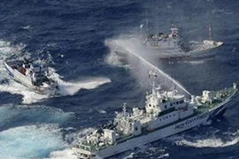 Tàu Nhật và tàu Đài Loan đấu vòi rồng trên biển Hoa Đông ngày 25/9 (Nguồn: AFP/TTXVN)