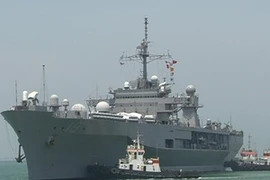 Tàu USS BLUE RIDGE (LCC-19) tại Cảng Tiên Sa. (Ảnh: Đoàn Hữu Trung/Vietnam+)