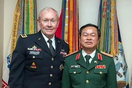 Thượng tướng Đỗ Bá Tỵ gặp Đại tướng Martin Dempsey, Chủ tịch Hội đồng tham mưu trưởng Liên quân Hoa Kỳ. (Ảnh: Tuấn Đạt/TTXVN)