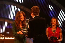 Công nương Catherine trao giải cho một vận động viên. (Nguồn: PA)