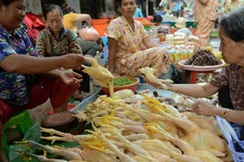 Mua bán thịt gà tại Campuchia. Ảnh minh họa. (Nguồn: CNN)