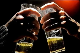 Uống bia, rượu thường xuyên sẽ làm tăng nguy cơ đột quỵ. (Nguồn: Internet)