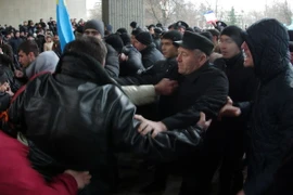 Xung đột giữa người biểu tình ủng hộ Nga và người biểu tình ủng hộ chính quyền lâm thời Ukraine tại khu vực Crimea. (Nguồn: AFP/TTXVN)