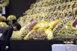 [Video] Tổng thống Hàn Quốc xin lỗi về vụ đắm phà SEWOL