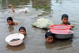 [Video] Hai trẻ tắm mưa ở Bình Dương bị mất tích, đuối nước