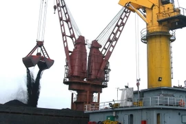 Xuất than ở cảng nổi Hòn Nét (huyện Vân Đồn, Quảng Ninh). (Ảnh: Ngọc Hà/TTXVN)
