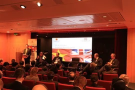 [Video] Phó Thủ tướng Vũ Văn Ninh thăm Anh