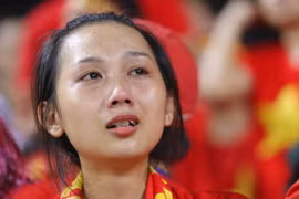 Khán giả buồn bã rời sân sau khi U19 Việt Nam thua trận