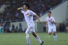 Nụ hôn chiến thắng của Tuấn Anh và bồ câu trắng trên nền trời Mỹ Đình