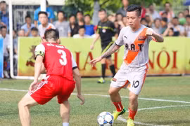 Tuấn Hưng bất ngờ vì nhiều người hâm mộ tới sân xem bóng ‘phủi’ 