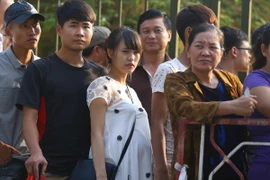 Bà bầu 8 tháng trốn mẹ chồng đi mua vé U19 Việt Nam từ 3 giờ sáng