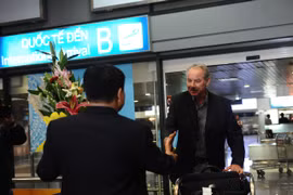 Khoảnh khắc huấn luyện viên Alfred Riedl trở lại Việt Nam năm 2014 khi là "thuyền trưởng" của Indonesia. (Ảnh: Tùng Lê/Vietnam+)