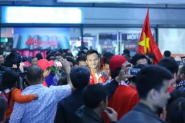 [Photo] Tuyển Việt Nam bị “fan cuồng" vây kín ở Nội Bài 