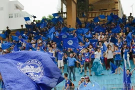 CĐV Than Quảng Ninh “dạy” người Hà Nội bài học về cổ động 