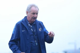 HLV Alfred Riedl: Lên báo mỗi ngày làm U19 Việt Nam phát điên