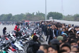 10.000 CĐV dọa xô đổ hàng rào, cảnh sát liên tục dùng dùi cui điện