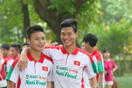 [Photo] U19 Việt Nam dâng hương lên Đại tướng trước khi rời Hà Nội