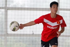 Đội tuyển tập bóng ném, Quang Hải làm “người mẫu” 