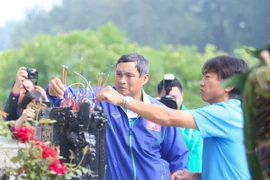 [Photo] Ông Miura và tuyển Việt Nam thăm đài Bắc Sơn, viếng Đại tướng