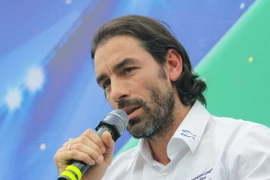 Pires chia sẻ "ác mộng" Champions League với CĐV Hà Nội 