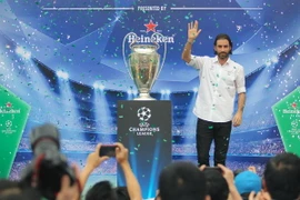 [Photo] “Fan” Man United áp đảo ngày Robert Pires đến Hà Nội