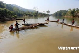 Để có "con đường đến với cái chữ" giữa lòng hồ Cấm Sơn