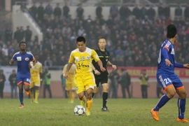 Trọng tài biên căng cờ việt vị, trọng tài chính im lặng