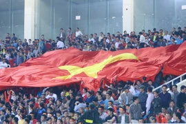 [Photo] Nhuộm đỏ Mỹ Đình, CĐV “cháy” hết mình vì tuyển Việt Nam