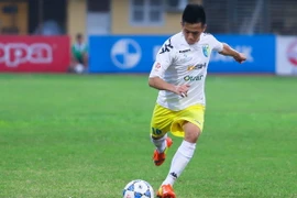 Văn Quyết lập hat-trick, Hà Nội T&T “gác” Bình Dương 6 điểm 