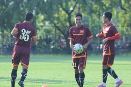 Việt Nam và Lào đồng loạt cấm sân, ông Miura “giấu bài” triệt để